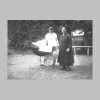 015-0032 Steinwalde Gut - Grossmutter Maria Kamradt mit Schwiegertochter Frieda Kamradt, geb. Engel, und Enkelin Ruth.jpg